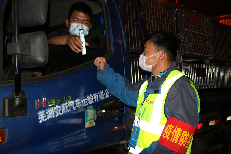 新一輪疫情發(fā)生后，安徽路橋迅速行動，組織全體職工和勞務(wù)工人進行全員核算檢測，筑牢疫情防控第一道防線。此外，還積極投身屬地疫情防控，踐行國企擔(dān)當(dāng)。